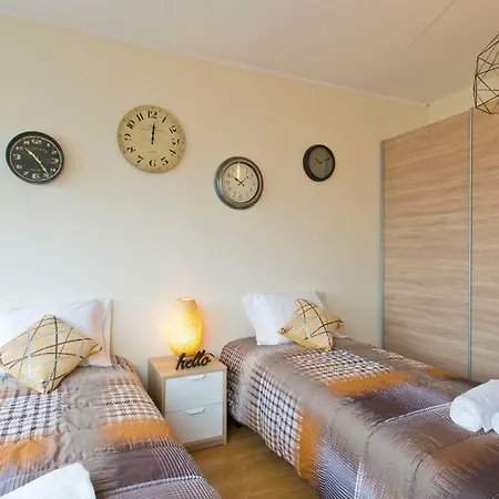 Spacious Trendy Flat With Netflix - Central Location Lägenhet